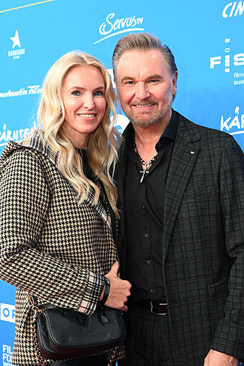 Nik P. mit Freundin Karin Candussi  (li.) / Film-Premiere "Klammer - Chasing the Line" im Cineplexx Kino in Villach (Kärnten, Österreich) am 26. Oktober 2021 ©Foto: Agentur Schneider-Press/Erwin Schneider